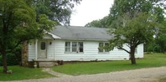 43-Acre Farmhouse in Mountain View, Missouri