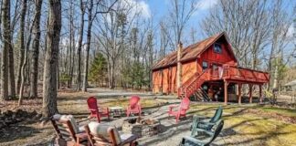 Charming 3-Bedroom, 2-Bath Chalet on 1 Acre in Effort – Cozy Mountain Living
