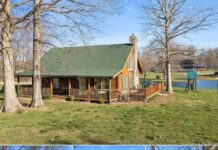 Lakefront Log Cabin Retreat Near Golf Course Offering Stunning Views and Peaceful Waterfront Living