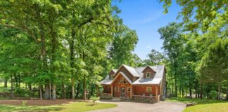 Log Cabin with 1.18 Acres in Eads, Tennessee