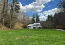 Farmhouse with 150 Acres in Looneyville, West Virginia