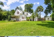 Not far from the water front! Like a blank slate! C. 1920 in Florida. $150,000